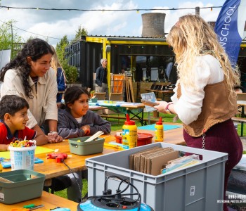 bezoekers op festivalterrein met elkaar pratend