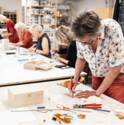 Groep oudere mensen bezig met een creatieve activiteit