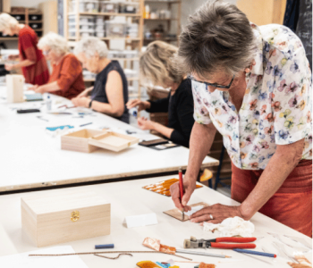 Groep oudere mensen bezig met een creatieve activiteit