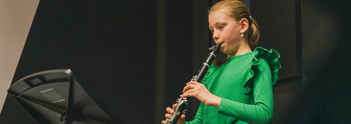 Meisje speelt op de fluit
