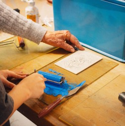 Handen die aan het schilderen zijn