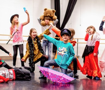 Kinderen die toneel spelen 