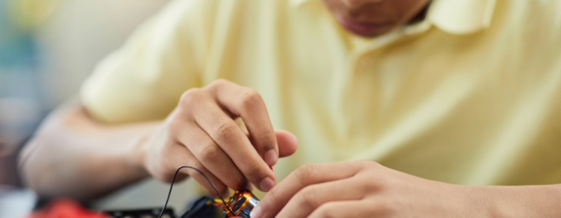 Kind die techniek ontdekt door met handen te werken