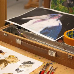 Schilderij met vogel en verf attributen