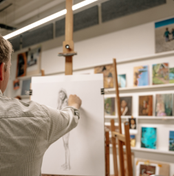 Vrouw die een portret aan het schilderen is 