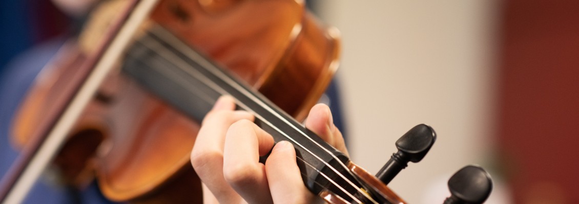 leerling die viool speelt